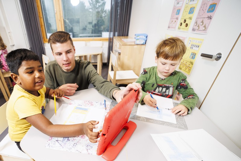 Kaksivuotisen esiopetuksen kokeilu muutti viisivuotiaiden lasten kasvuympäristöä varhaiskasvatuksessa